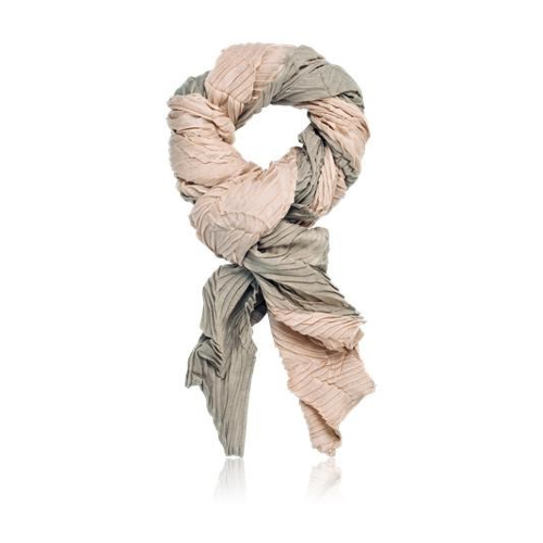 Плиссированный шарф Невесомый шарф из модной плиссированной ткани с эффектом «омбре» в розовато-бежевой гамме – настоящий хит сезона.